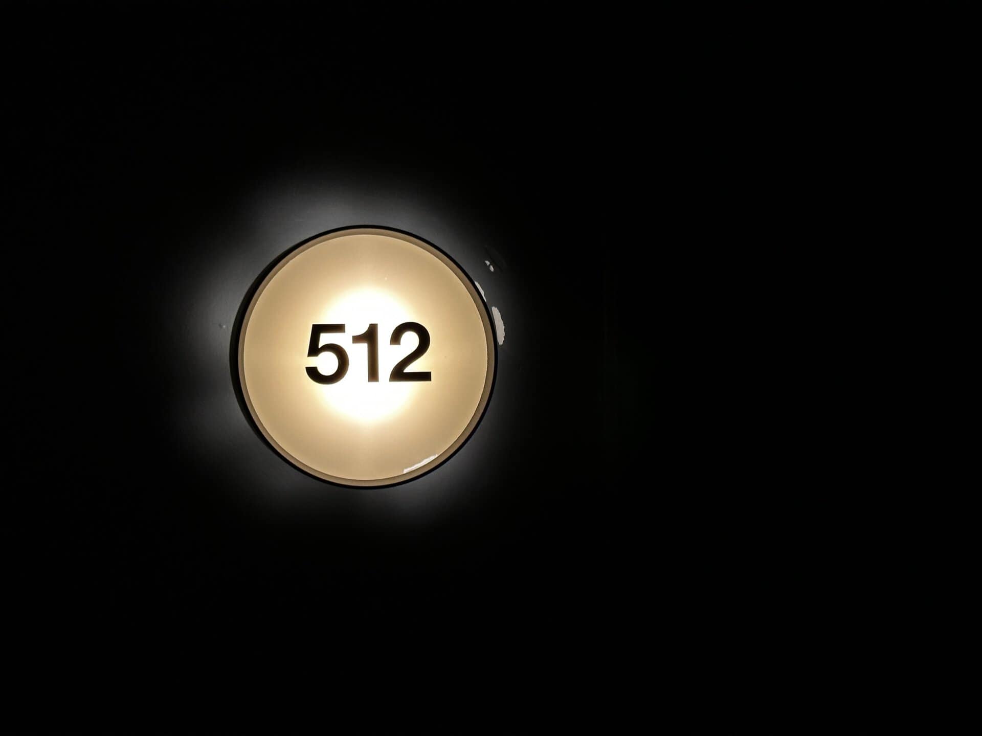 An illuminated circular sign proudly displays the number 512 against a dark Nashville backdrop.